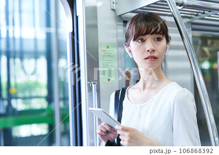 電車に乗車する若い女性　撮影協力「京王電鉄株式会社」 106868392