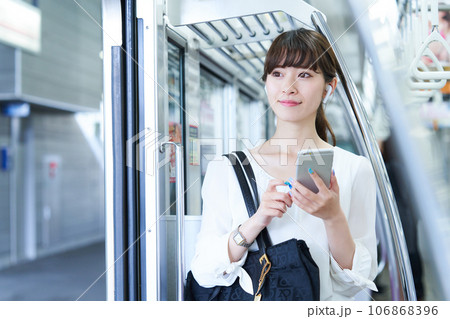 電車に乗車する若い女性　撮影協力「京王電鉄株式会社」 106868396