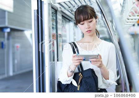 電車に乗車する若い女性 撮影協力「京王電鉄株式会社」 電車に乗車する若い女性 撮影協力「京王電鉄株式会社」 106868400