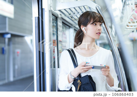 電車に乗車する若い女性　撮影協力「京王電鉄株式会社」 106868403