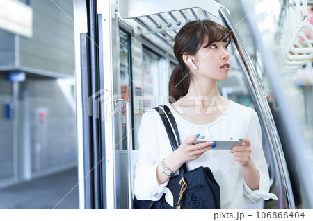 電車に乗車する若い女性　撮影協力「京王電鉄株式会社」 106868404
