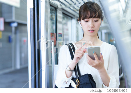 電車に乗車する若い女性　撮影協力「京王電鉄株式会社」 106868405