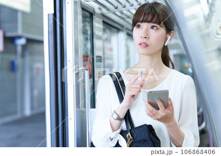電車に乗車する若い女性 撮影協力「京王電鉄株式会社」 電車に乗車する若い女性 撮影協力「京王電鉄株式会社」 106868406