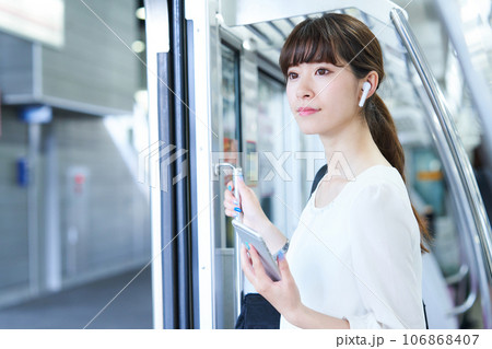 電車に乗車する若い女性 撮影協力「京王電鉄株式会社」 電車に乗車する若い女性 撮影協力「京王電鉄株式会社」 106868407