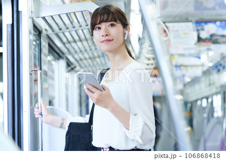 電車に乗車する若い女性　撮影協力「京王電鉄株式会社」 106868418