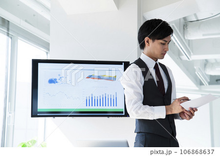 オフィスでパソコンを操作して仕事をする若いビジネスマン オフィスでパソコンを操作して仕事をする若いビジネスマン 106868637