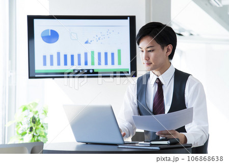 オフィスでパソコンを操作して仕事をする若いビジネスマン 106868638