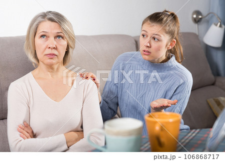 Family quarrel of an mother and adult daughter 106868717