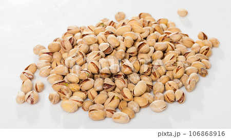Dried kernels of pistachios 106868916