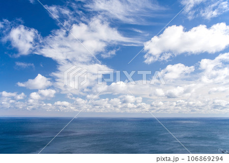 青い海と雲が広がる青い空【風景・自然素材】 106869294