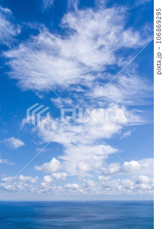 青い海と雲が広がる青い空【風景・自然素材】 106869295