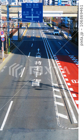 環七通り（東京都道318号環状七号線）の東京都北区中十条四丁目付近の道路の風景 106869461