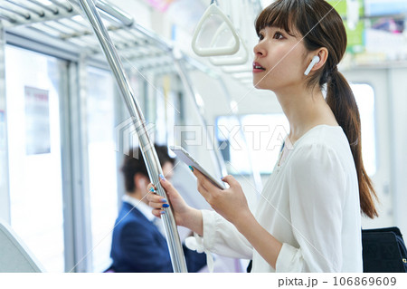 電車に乗車する若い女性　撮影協力「京王電鉄株式会社」 106869609