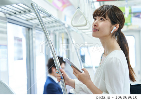 電車に乗車する若い女性　撮影協力「京王電鉄株式会社」 106869610