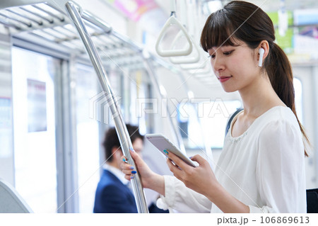 電車に乗車する若い女性 撮影協力「京王電鉄株式会社」 電車に乗車する若い女性 撮影協力「京王電鉄株式会社」 106869613