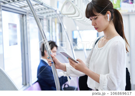 電車に乗車する若い女性　撮影協力「京王電鉄株式会社」 106869617