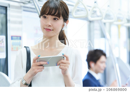 電車に乗車する若い女性 撮影協力「京王電鉄株式会社」 電車に乗車する若い女性 撮影協力「京王電鉄株式会社」 106869800