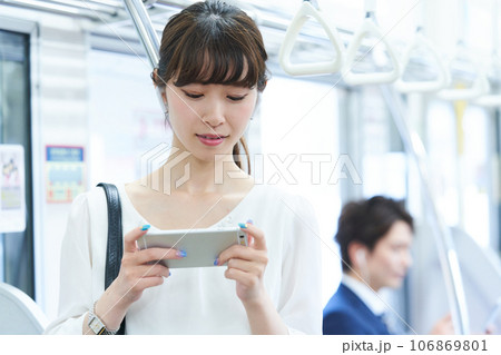 電車に乗車する若い女性　撮影協力「京王電鉄株式会社」 106869801