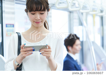 電車に乗車する若い女性　撮影協力「京王電鉄株式会社」 106869807