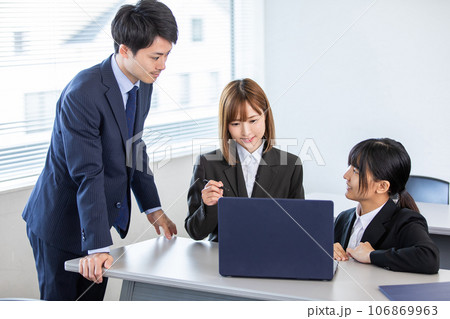 オフィスで働く男女 men and women working in the office オフィスで働く男女 men and women working in the office 106869963
