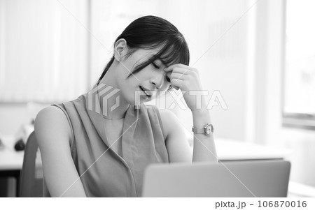 疲れを感じる女性会社員イメージ 疲れを感じる女性会社員イメージ 106870016