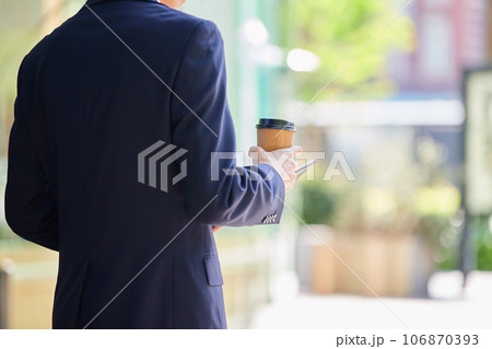 コーヒーカップを持つ男性の手元 ビジネスイメージ コーヒーカップを持つ男性の手元 ビジネスイメージ 106870393