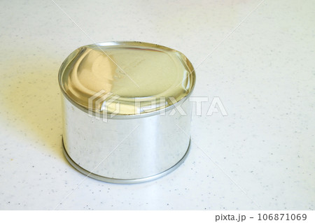賞味期限切れの非常食　膨張した缶詰 106871069
