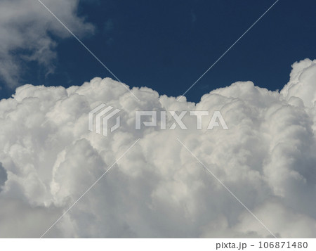 夏の青空と積乱雲 106871480