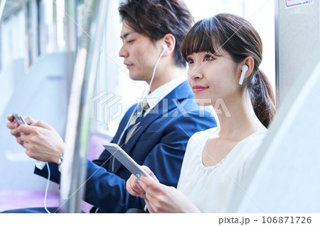 電車に乗車する男女 撮影協力「京王電鉄株式会社」 電車に乗車する男女 撮影協力「京王電鉄株式会社」 106871726