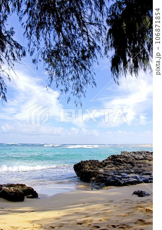 Seascape on the shore of Nawiliwili - Hawaii Seascape on the shore of Nawiliwili - Hawaii 106871854