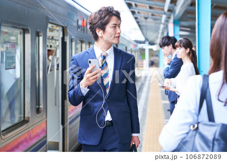 ホームで電車待ちをするする男女 撮影協力「京王電鉄株式会社」 ホームで電車待ちをするする男女 撮影協力「京王電鉄株式会社」 106872089
