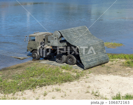 敷設した道路マットを巻き取る92式浮橋の道路マット敷設装置 106872163