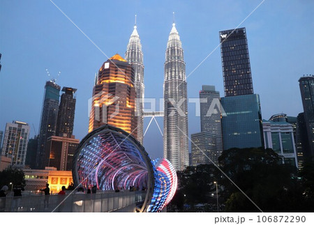 ペトロナスツインタワーの夜景　クアラルンプール　マレーシア 106872290