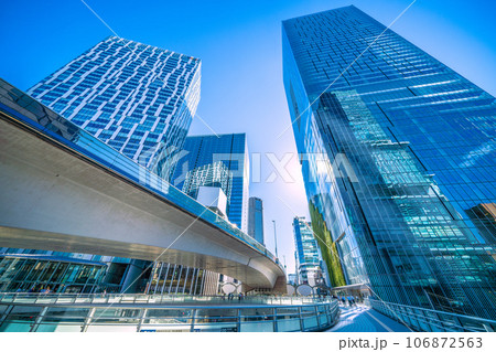 日本の東京都市景観 希望の光。脱コロナへ…窓ガラスに映り込む摩天楼。渋谷・万華鏡都市…明日に向かって 106872563