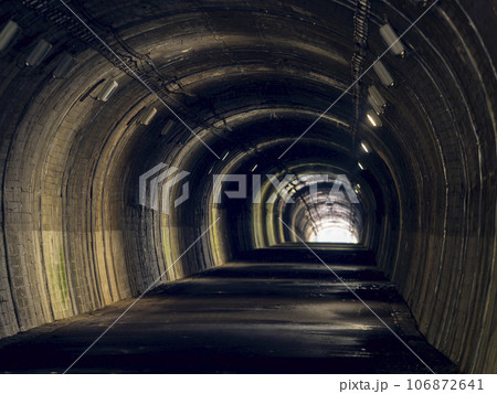 暗く古い旧道のトンネル 106872641