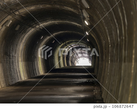 暗く古い旧道のトンネル 106872647