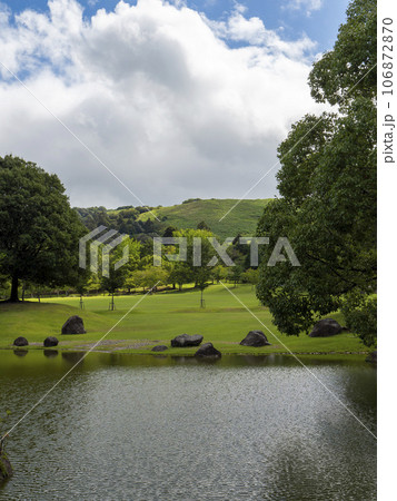 新緑が広がる奈良公園春日野園地と三社託宣池 106872870