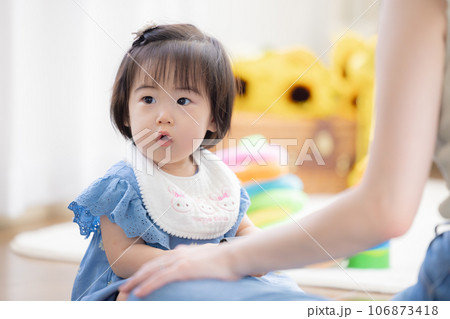 ファミリー　リビングで遊ぶ女の子 106873418