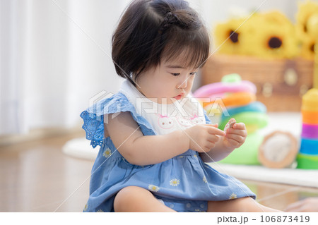 ファミリー　リビングで遊ぶ女の子 106873419