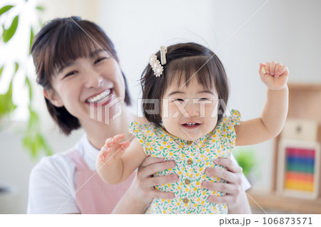 赤ちゃんと保育士のポートレート 106873571