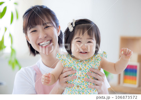 赤ちゃんと保育士のポートレート 赤ちゃんと保育士のポートレート 106873572