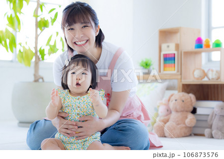 赤ちゃんと保育士のポートレート 赤ちゃんと保育士のポートレート 106873576