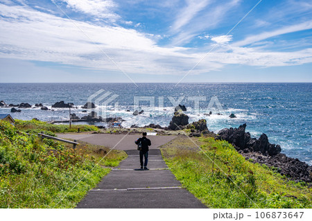 仙法志御崎海岸　男性ライダー　後ろ姿 106873647