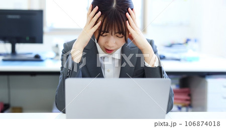 頭を抱えて悩む女性会社員イメージ 頭を抱えて悩む女性会社員イメージ 106874018