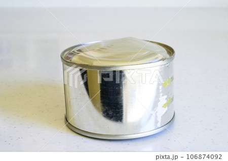 賞味期限切れの非常食　膨張した缶詰 106874092