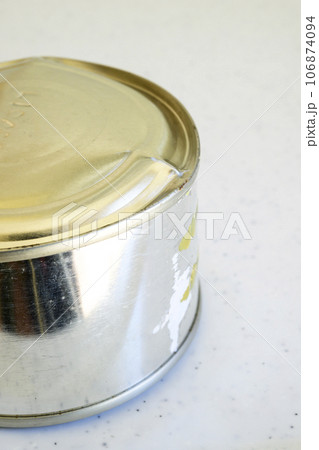 賞味期限切れの非常食 膨張した缶詰 賞味期限切れの非常食 膨張した缶詰 106874094