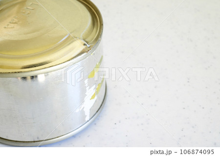 賞味期限切れの非常食 膨張した缶詰 賞味期限切れの非常食 膨張した缶詰 106874095