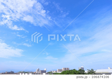 秋の青空に浮かぶ広がる雲の秋の空と街並みの背景 秋の青空に浮かぶ広がる雲の秋の空と街並みの背景 106874106