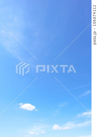 青空と白い雲の美しい空背景 縦 106874112