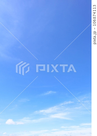 青い空と白い雲の美しい空背景 縦 青い空と白い雲の美しい空背景 縦 106874113
